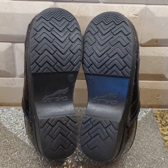 SOLD!! DANSKO Croc Print Patent Clogs - Size 36 - Picture 8 of 9